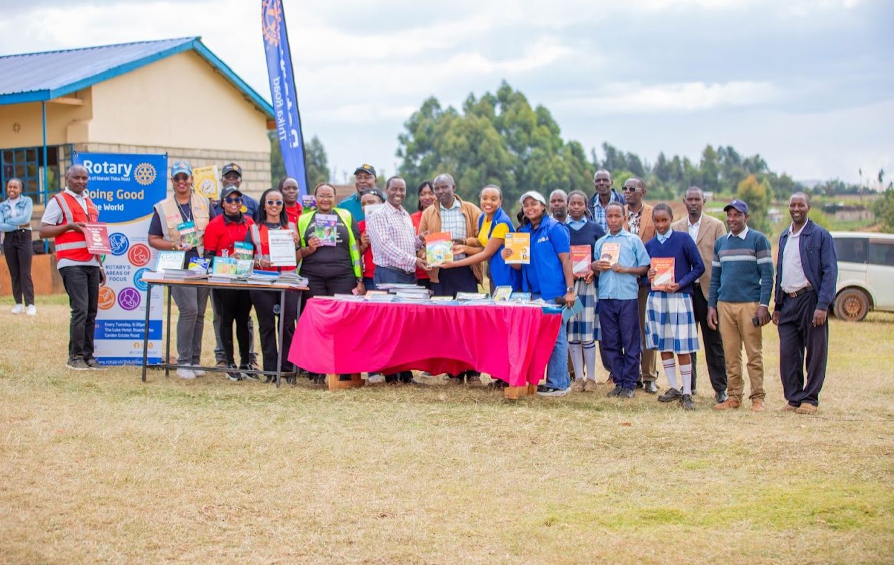 Wanachama wa Rotary na wanafunzi wakishiriki katika hafla ya kukabidhi vitabu shuleni Kenya.
